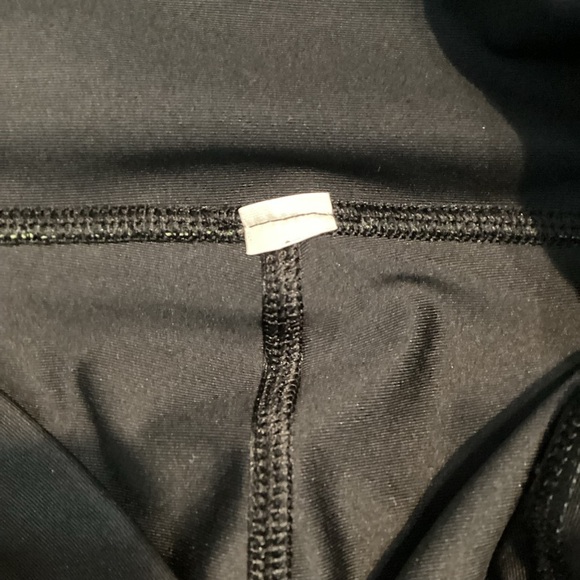 Under Armour Black Blue Fitted Capri Leggings Cropped Activewear Size M - Picture 7 of 7